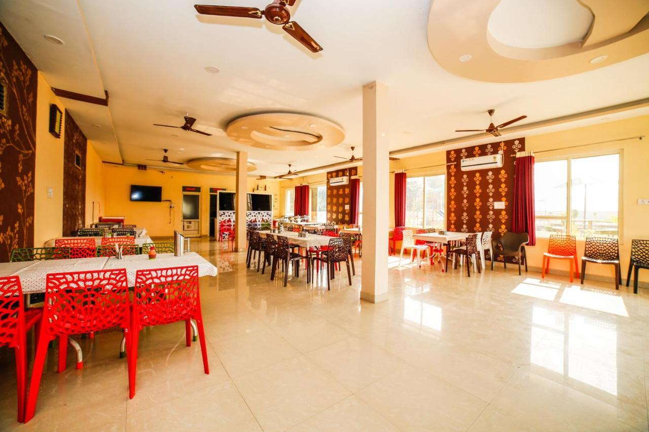 Oyo 23367 Farmsgreen Resort And Restaurant Orchha Exterior photo